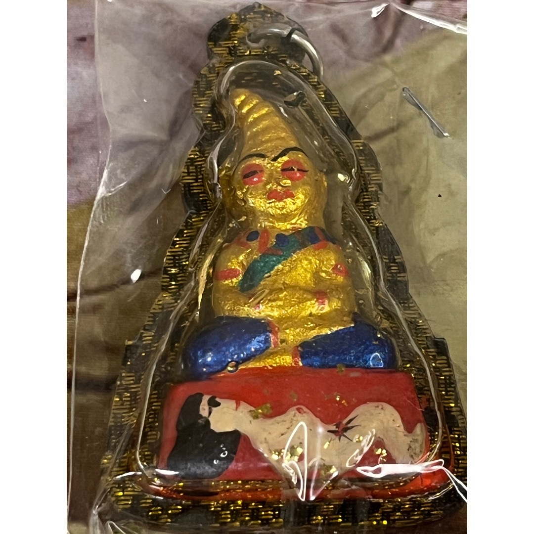 このお守りは、タイの高名な僧侶 ルアンポー によって祈祷された特別なプラクル