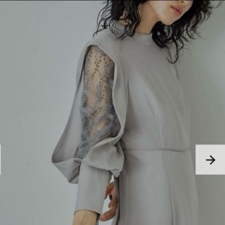 ドレスドアンドレスド(DRESSEDUNDRESSED)のスリーブスリット刺繍レースフレアドレス　M ライトグレー(ロングワンピース/マキシワンピース)