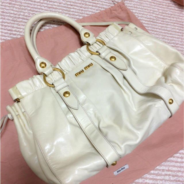 miumiu(ミュウミュウ)のmiumiu♡定番春色バッグ レディースのバッグ(ハンドバッグ)の商品写真