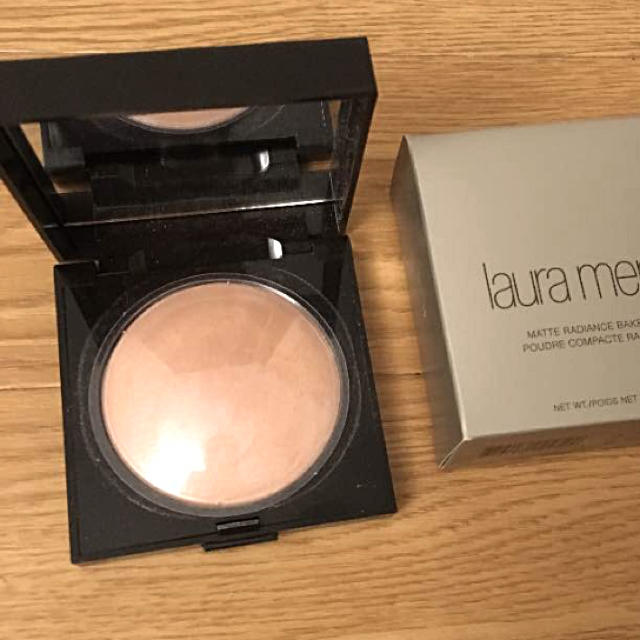 laura mercier(ローラメルシエ)の新品同様！マットラディアンスベイクドパウダー ハイライト01 コスメ/美容のベースメイク/化粧品(フェイスカラー)の商品写真