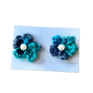ハンドメイド 毛糸のお花ピアス ブルー 青 アクセサリー 手編み 手芸 フラワー