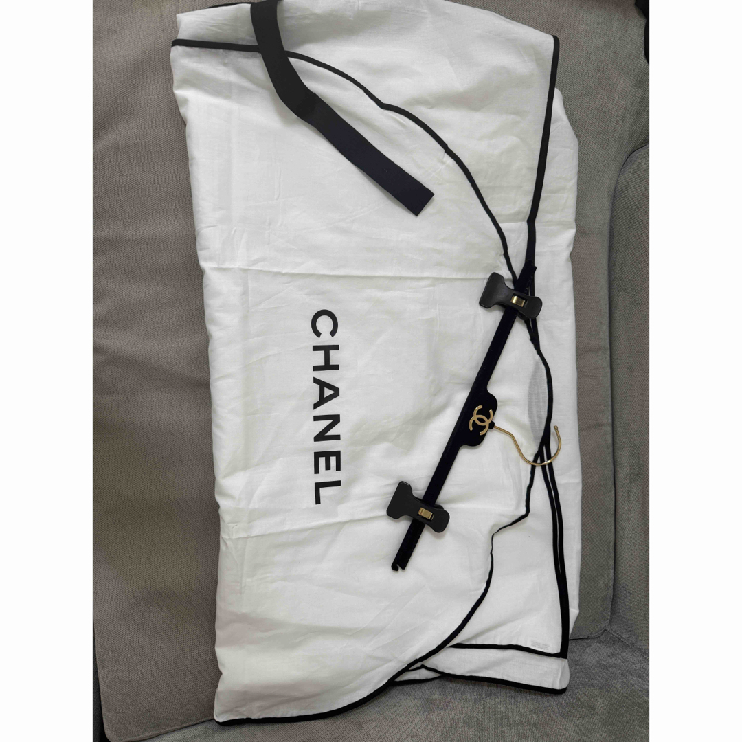 CHANEL(シャネル)の値下げ!シャネル ロゴ入り衣類カバー パンツハンガー付き 未使用 インテリア/住まい/日用品の収納家具(押し入れ収納/ハンガー)の商品写真