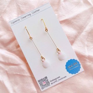 桜の花びら揺れるシンプルピアス