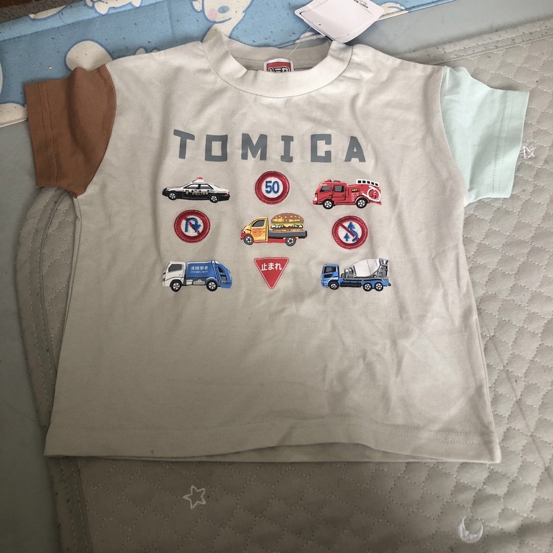 トミカシリーズ(トミカシリーズ)のトミカ半袖Tシャツ 90センチ 新品 働く車 黒 人気 キッズ/ベビー/マタニティのキッズ服男の子用(90cm~)(Tシャツ/カットソー)の商品写真