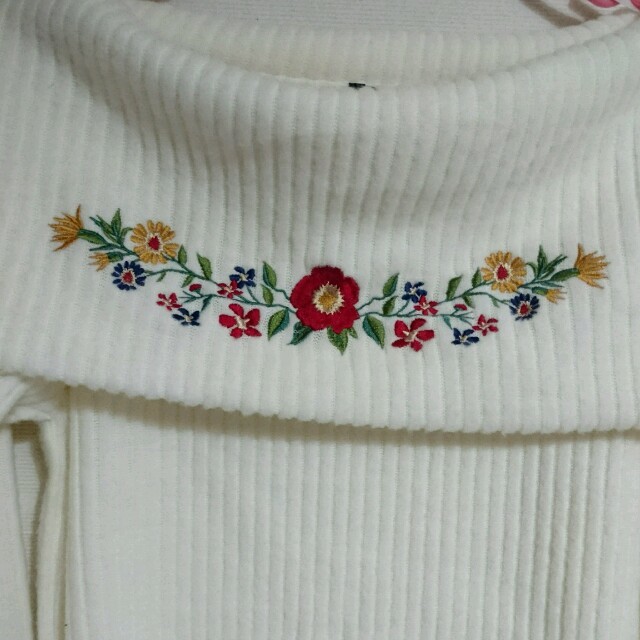 しまむら(シマムラ)のリリーブラウン 風 刺繍オフショルニット レディースのトップス(ニット/セーター)の商品写真