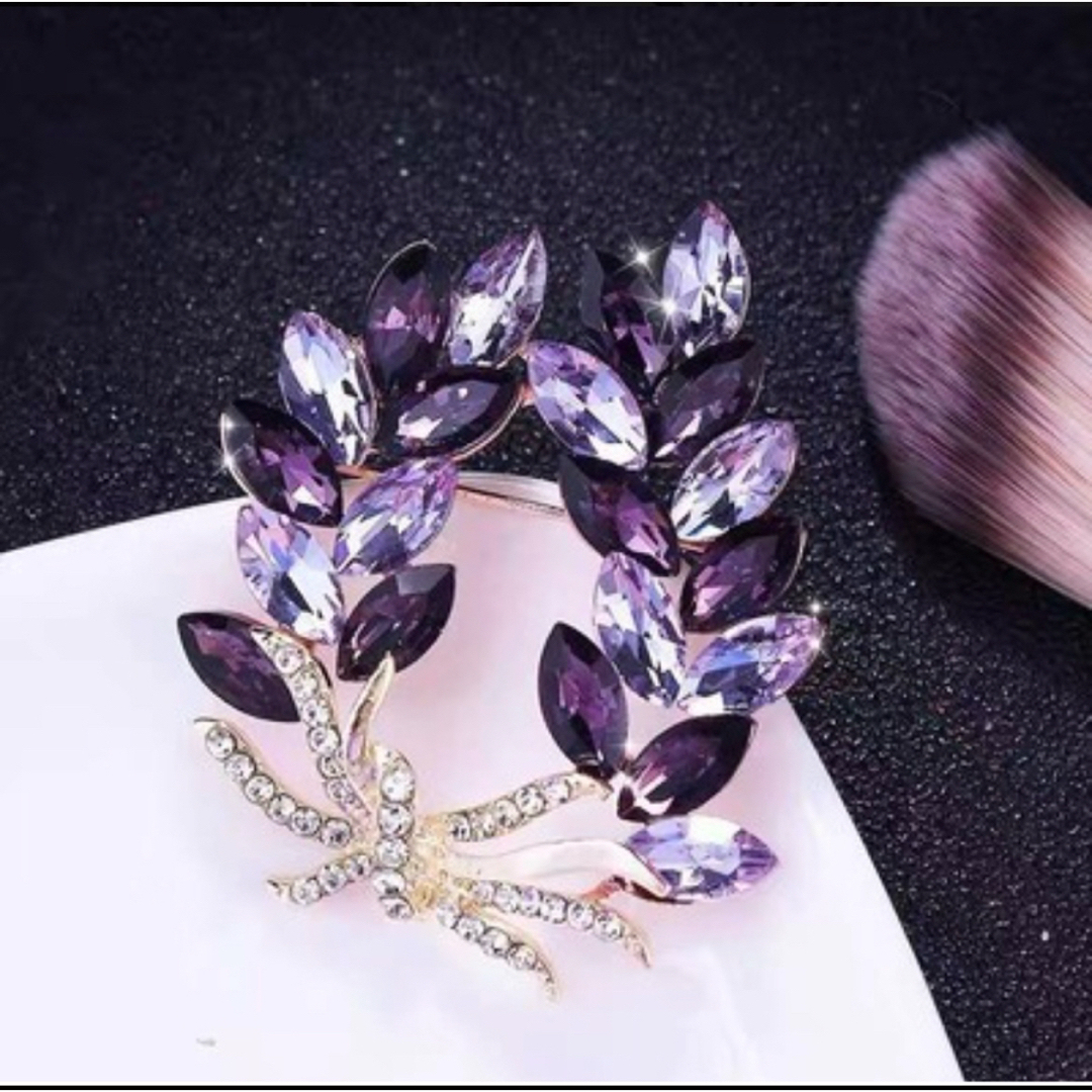 ブローチ パープル 紫 結婚式 セレモニー 華やか リーフ ゴージャス 新品  レディースのアクセサリー(ブローチ/コサージュ)の商品写真