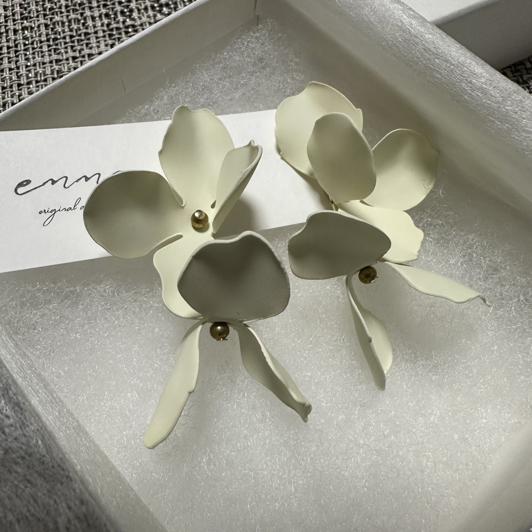 emma accessory white flowerピアス ゴールド emma accessory white flowerピアス ゴールド