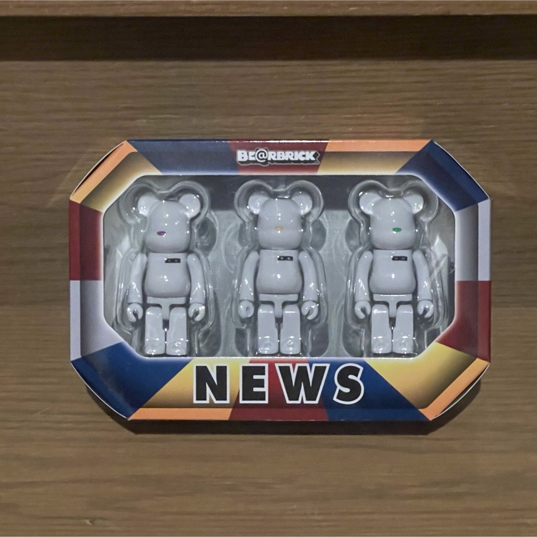NEWS(ニュース)のNEWS 20周年記念 ベアブリック 新品 エンタメ/ホビーのタレントグッズ(アイドルグッズ)の商品写真