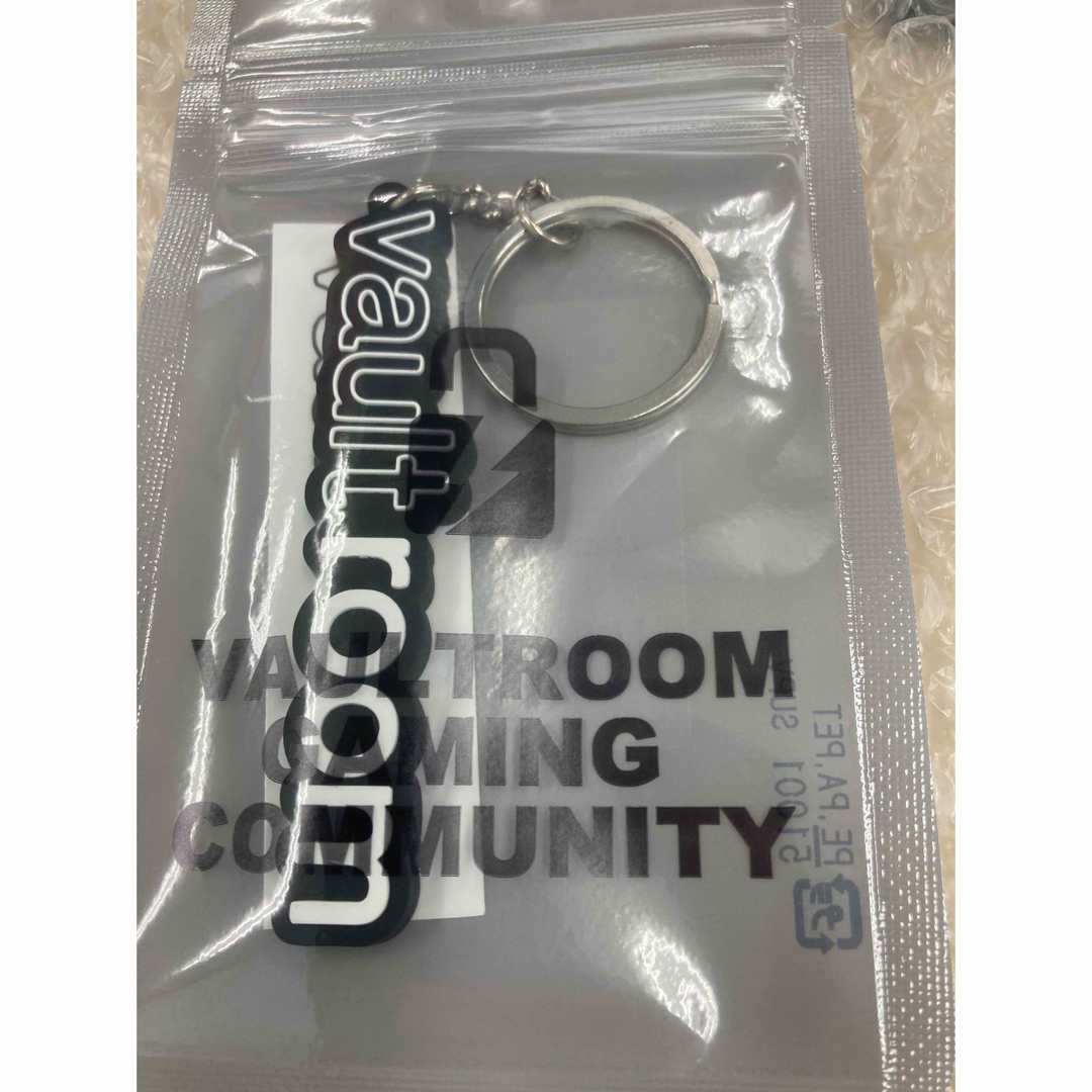 vaultroom LOGO RUBBER KEYCHAIN / BLACK エンタメ/ホビーのおもちゃ/ぬいぐるみ(キャラクターグッズ)の商品写真