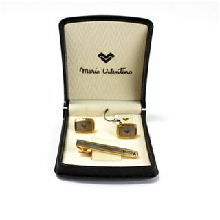 バレンティノ(VALENTINO)のマリオバレンチノ 未使用 ネクタイピン＆カフス セット 中古 Sランク Mario Valentino ｜アクセサリー メンズ 男性用 ビジネス 仕事 スーツ小物 タイピン ケース付き  【送料無料】(ネクタイ)