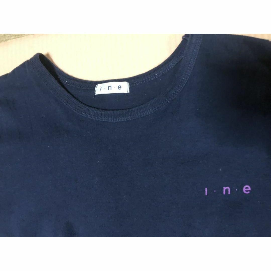 i.n.e(インエ)のine サイズ2 Mサイズ相当　インエ　紺色　ネイビー　ロゴ入り　半袖Tシャツ  レディースのトップス(Tシャツ(半袖/袖なし))の商品写真