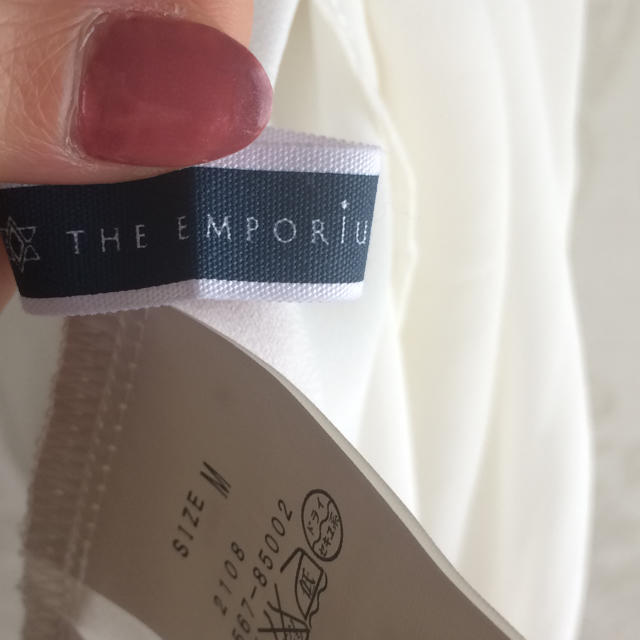 THE EMPORIUM(ジエンポリアム)の美品★THE  EMPORIUM 白ブラウス レディースのトップス(シャツ/ブラウス(半袖/袖なし))の商品写真