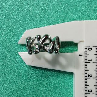 新品同様シルバー 色ツイストデザインリング 指輪約11号アクセサリー