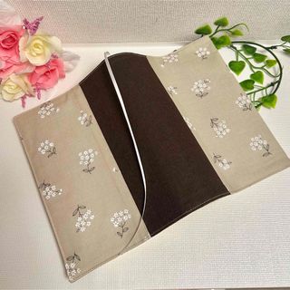 B6判　しおり付きブックカバー　やさしい花柄べージュ(ブックカバー)