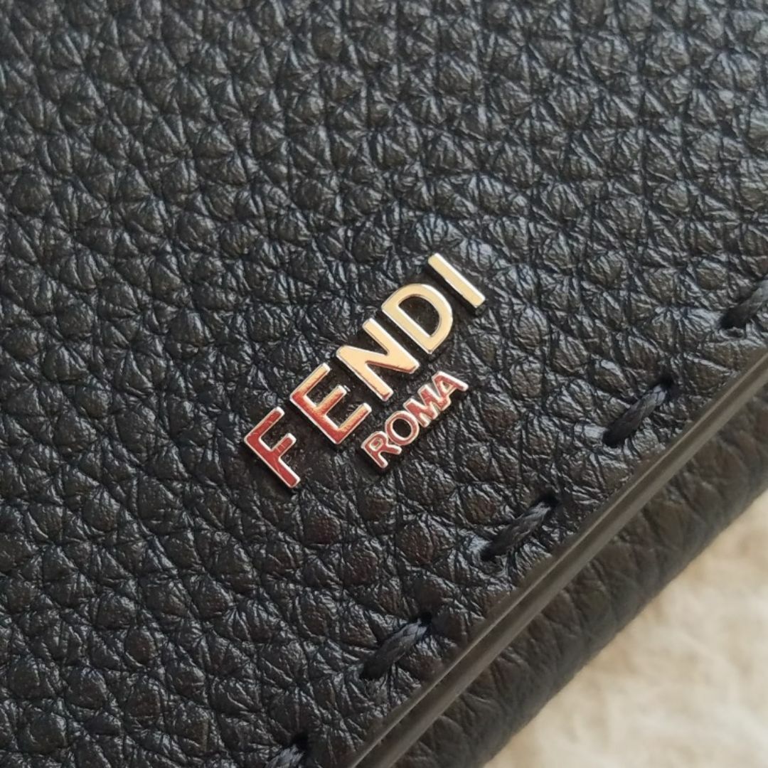 FENDI セレリア 三つ折り財布 コンパクトウォレット レザー シボ FENDI セレリア 三つ折り財布 コンパクトウォレット レザー シボ