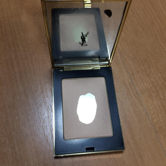 Yves Saint Laurent Beaute(イヴサンローランボーテ)のイブサンローラン☆ラディアントコンパクトパウダーNo.3 コスメ/美容のベースメイク/化粧品(フェイスパウダー)の商品写真