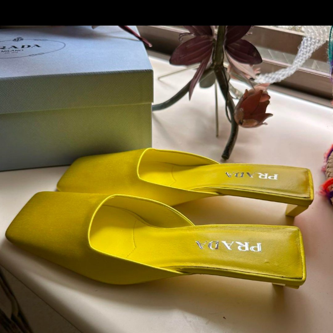 【PRADA】スクエアトゥ ローヒール ミュール Prada スクエアトゥ サテンイエローミュール 37メ