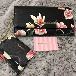 ヴィクトリアズシークレット(Victoria's Secret)のVS♡パスケース付きフローラル柄長財布♡新品4/4発送(財布)