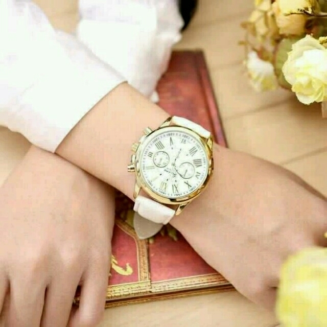 新品！早い者勝ち！春物クロノグラフウォッチ★ホワイト×ゴールド★レディース腕時計 レディースのファッション小物(腕時計)の商品写真