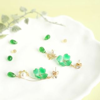 クローバー畑の豆皿　ピアス(ピアス)