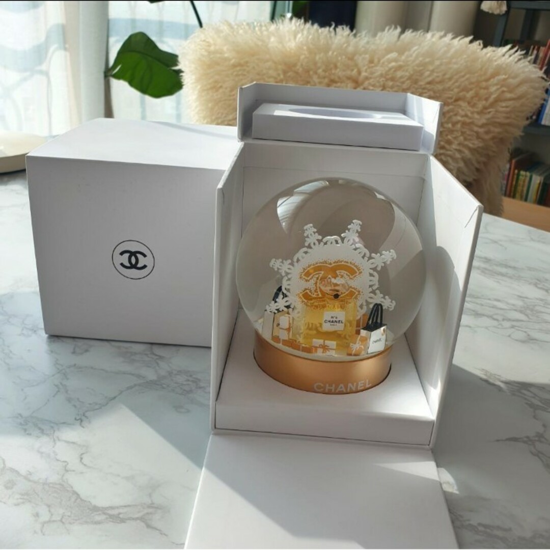 CHANEL(シャネル)のCHANEL　シャネル　スノードーム　2024 海外限定　ノベルティ　非売品 エンタメ/ホビーのコレクション(ノベルティグッズ)の商品写真