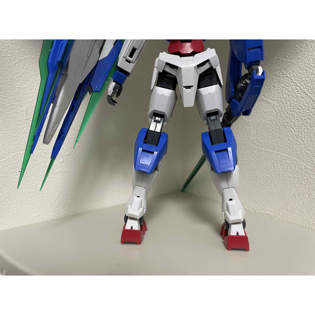 BANDAI(バンダイ)の【ジャンク】MG 1/100 ダブルオー クアンタ エンタメ/ホビーのおもちゃ/ぬいぐるみ(プラモデル)の商品写真
