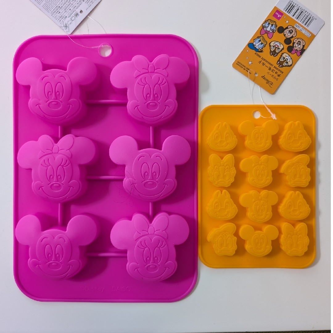 ダイソー シリコンケーキ型 シリコーンモールド ミッキーミニー ドナルド インテリア/住まい/日用品のキッチン/食器(調理道具/製菓道具)の商品写真