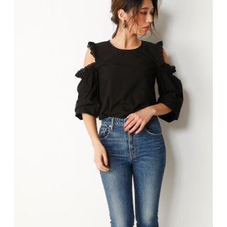 スライ(SLY)のSLY OPEN SHOULDER スカラップ TOPS(カットソー(半袖/袖なし))