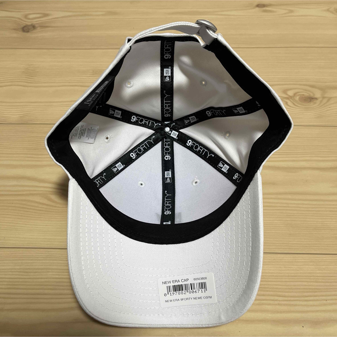 NEW ERA(ニューエラ)のニューエラ　NEW ERA ロゴキャップ　ホワイト　ブラックロゴ メンズの帽子(キャップ)の商品写真
