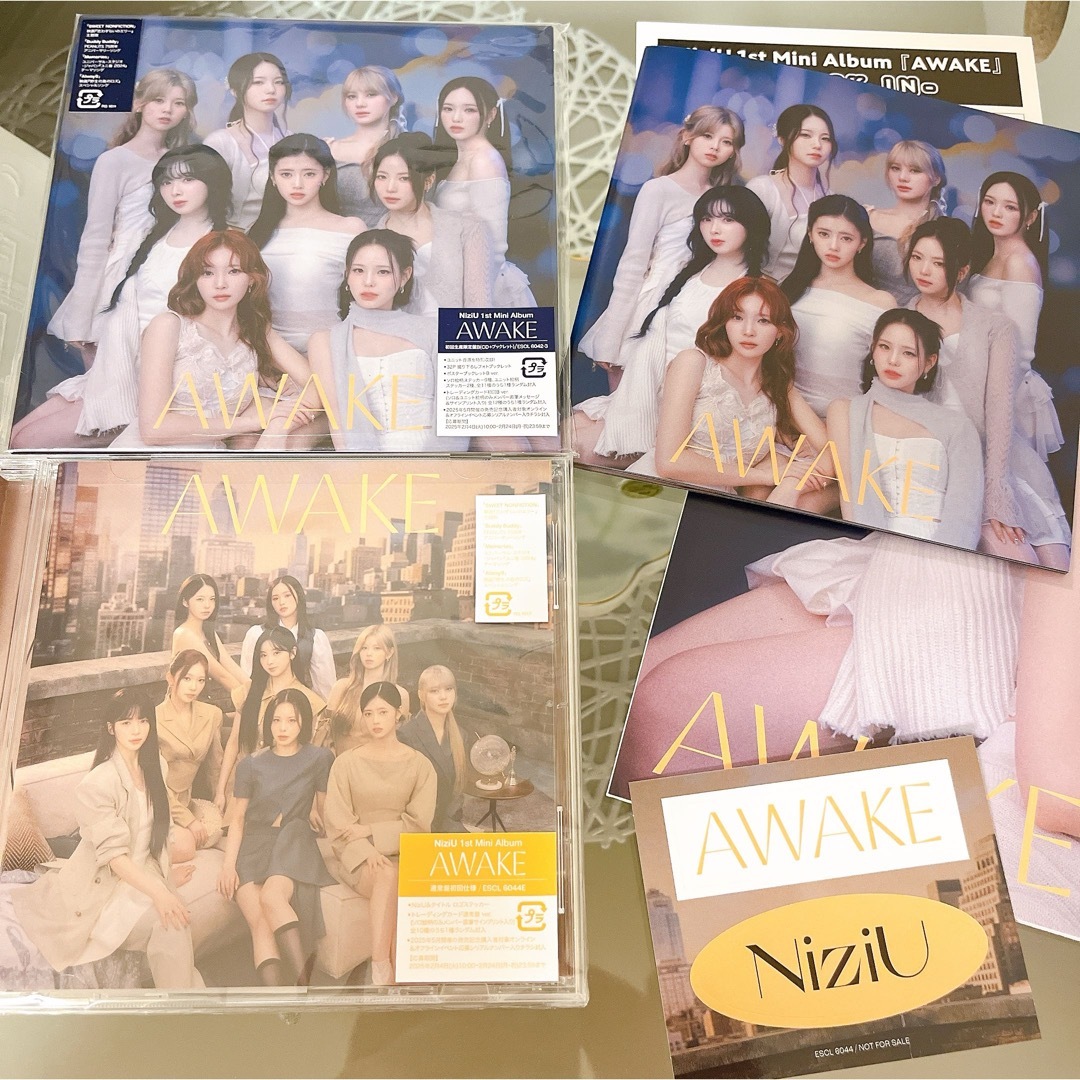 NiziU(ニジュー)のAWAKE CD NiziU 通常 B ポスター ブックレット ステッカーシール エンタメ/ホビーのCD(K-POP/アジア)の商品写真