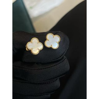Van Cleef & Arpels(ピアス ・ ホワイト/白色系)のフリマ Van Cleef & Arpels(ピアス ・ ホワイト/白色系)のフリマ