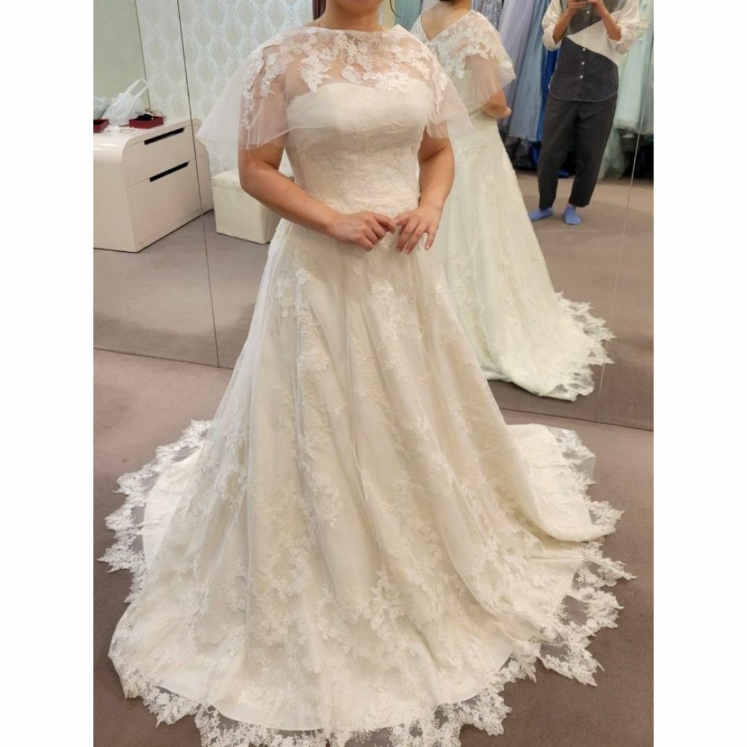 ウェディングドレス 魅惑の花レース ポンチョ 華やかなトレーン 結婚式