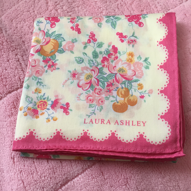 LAURA ASHLEY(ローラアシュレイ)のハンカチ 二枚セット LAURA ASHLEY、イブサンローラン レディースのファッション小物(ハンカチ)の商品写真