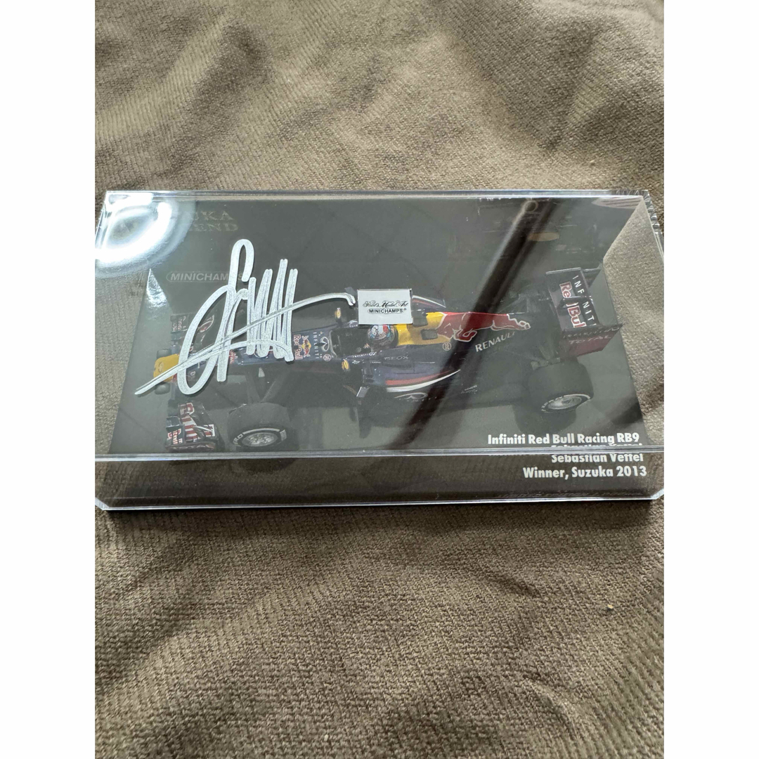 F1 ミニカー レッドブル 2013年 日本GP優勝 ベッテル サイン F1 ミニカー レッドブル 2013年 日本GP優勝 ベッテル サイン