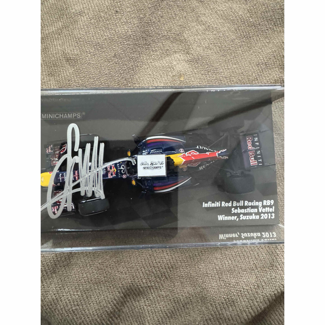 F1 ミニカー レッドブル 2013年 日本GP優勝 ベッテル サイン F1 ミニカー レッドブル 2013年 日本GP優勝 ベッテル サイン