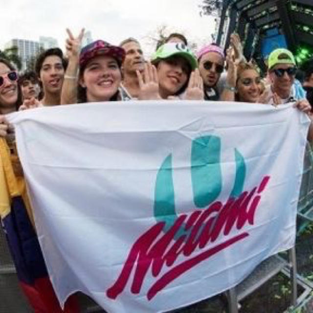 公式ウルトラマイアミフラッグ 旗 ultra Miami 新品未使用 エンタメ/ホビーのタレントグッズ(アイドルグッズ)の商品写真