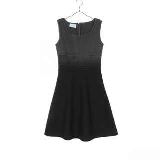 PRADA - PRADA Re-Nylon ロゴプレート エプロンフラップ ミニ PRADA - PRADA Re-Nylon ロゴプレート エプロンフラップ ミニ