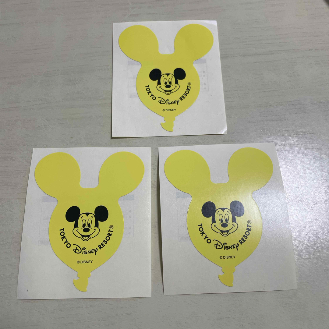 Disney(ディズニー)の新品未使用 匿名配送 ディズニー 非売品 バルーンシール3枚 黄色風船 エンタメ/ホビーのおもちゃ/ぬいぐるみ(キャラクターグッズ)の商品写真