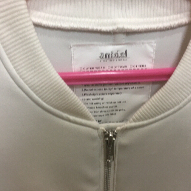 SNIDEL(スナイデル)のsnidel スナイデル ブルゾン(ホワイト)美品 レディースのジャケット/アウター(ブルゾン)の商品写真