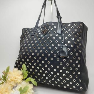 PRADA - 近年モデル プラダ 大容量 トートバッグ ハトメ 肩掛け PRADA - 近年モデル プラダ 大容量 トートバッグ ハトメ 肩掛け