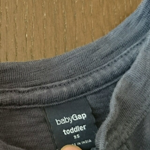 babyGAP(ベビーギャップ)のGAP カットソー 95㎝ ロンT ロングTシャツ キッズ/ベビー/マタニティのキッズ服男の子用(90cm~)(Tシャツ/カットソー)の商品写真