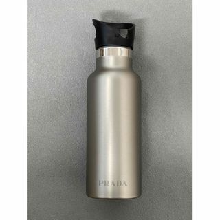 PRADA - プラダ PRADA ロゴ 持ち手つき ウォーターボトル 水筒 PRADA - プラダ PRADA ロゴ 持ち手つき ウォーターボトル 水筒