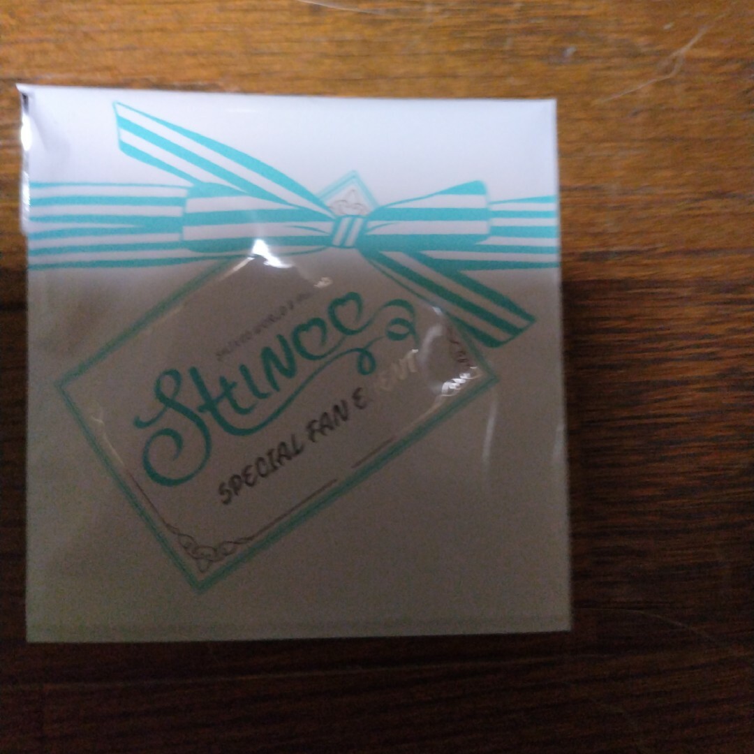 SHINee(シャイニー)のSHINee Dazzling Girl ピンバッジ エンタメ/ホビーのタレントグッズ(アイドルグッズ)の商品写真