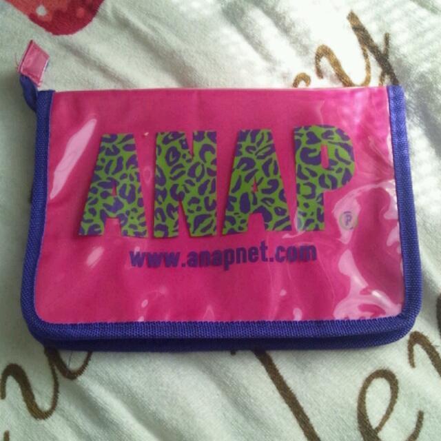 ANAP(アナップ)の送料込みANAP母子手帳ケース キッズ/ベビー/マタニティのキッズ/ベビー/マタニティ その他(その他)の商品写真