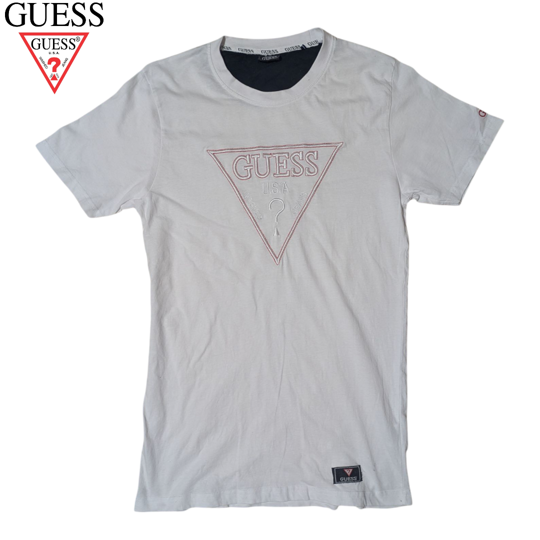 GUESS(ゲス)のGUESS ホワイト 刺繍ロゴ 半袖Tシャツ レディースのトップス(Tシャツ(半袖/袖なし))の商品写真