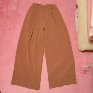 ユニクロ(UNIQLO)のﾄﾞﾚｰﾌﾟﾜｲﾄﾞｱﾝｸﾙﾊﾟﾝﾂ(クロップドパンツ)