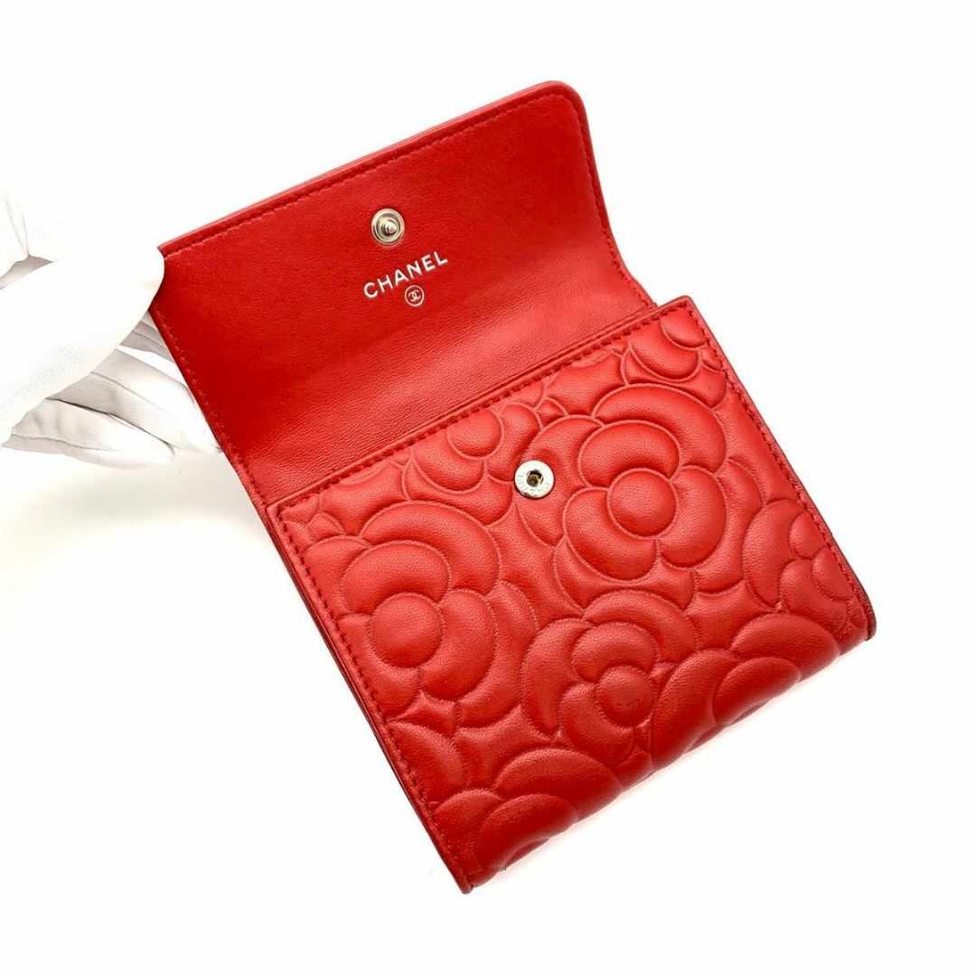 CHANEL - シャネル カメリア エンボス レッド 二つ折り財布 ココ CHANEL - シャネル カメリア エンボス レッド 二つ折り財布 ココ