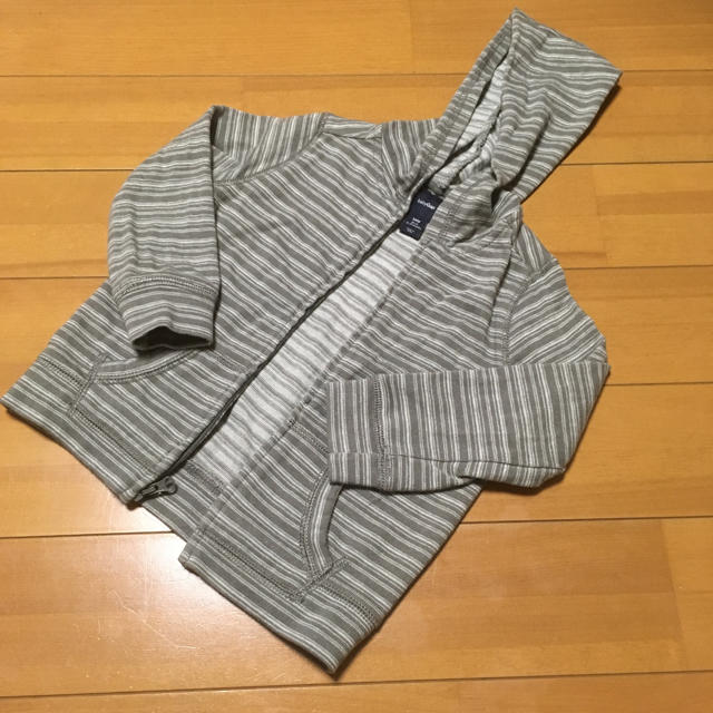 babyGAP(ベビーギャップ)の【美品】Gap  90㎝薄手パーカー キッズ/ベビー/マタニティのキッズ服男の子用(90cm~)(その他)の商品写真