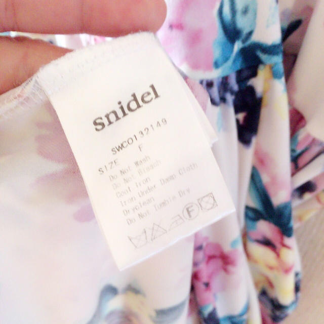 SNIDEL(スナイデル)のsnidel フラワープリント 春ワンピ レディースのワンピース(ミニワンピース)の商品写真