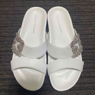 MANOLO BLAHNIK(ホワイト/白色系)のフリマアイテム一覧 MANOLO BLAHNIK(ホワイト/白色系)のフリマアイテム一覧